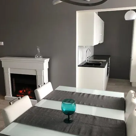 Apartment By The Railway Station Park